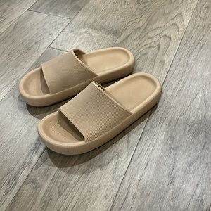 Cloud slippers/slides size 8